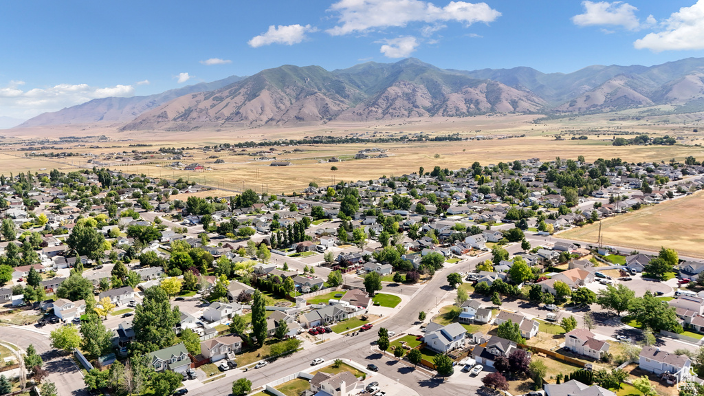 Bird\'s eye view featuring a mountain view