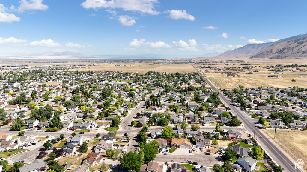 Aerial view with a mountain view