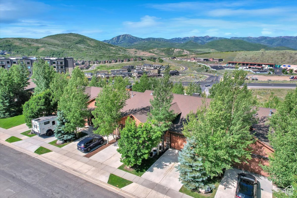 Bird\'s eye view with a mountain view