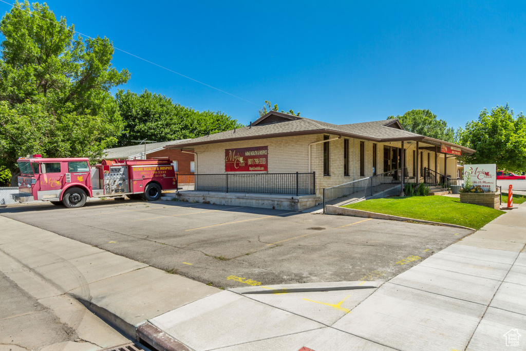 Ranch-style house featuring a front lawn