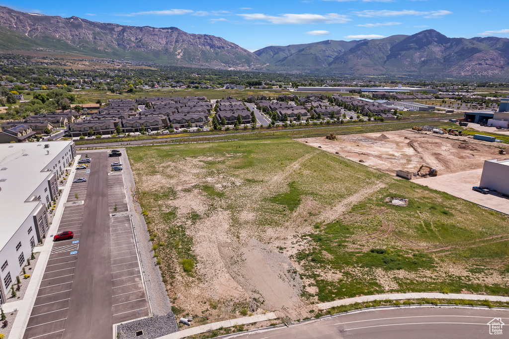 Aerial view with a mountain view