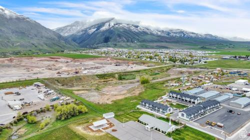 Birds eye view of property featuring a mountain view