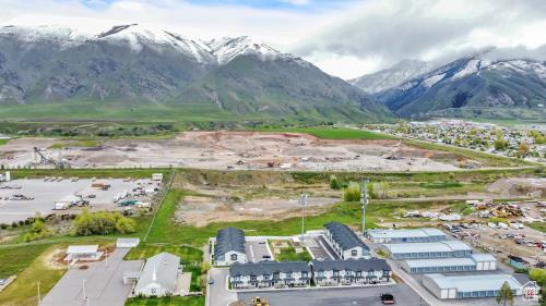 Birds eye view of property featuring a mountain view