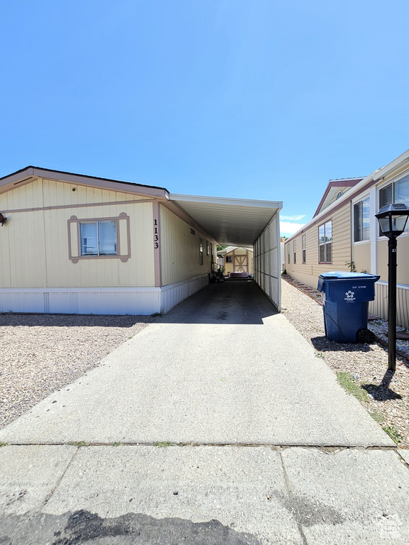 Manufactured / mobile home featuring a carport