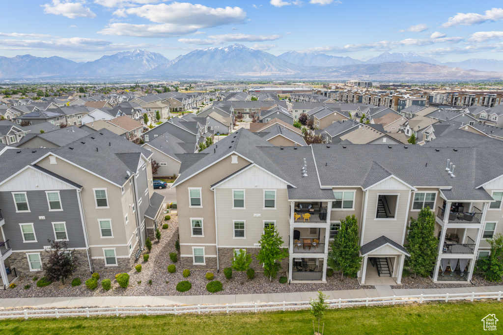 Bird's eye view with a mountain view