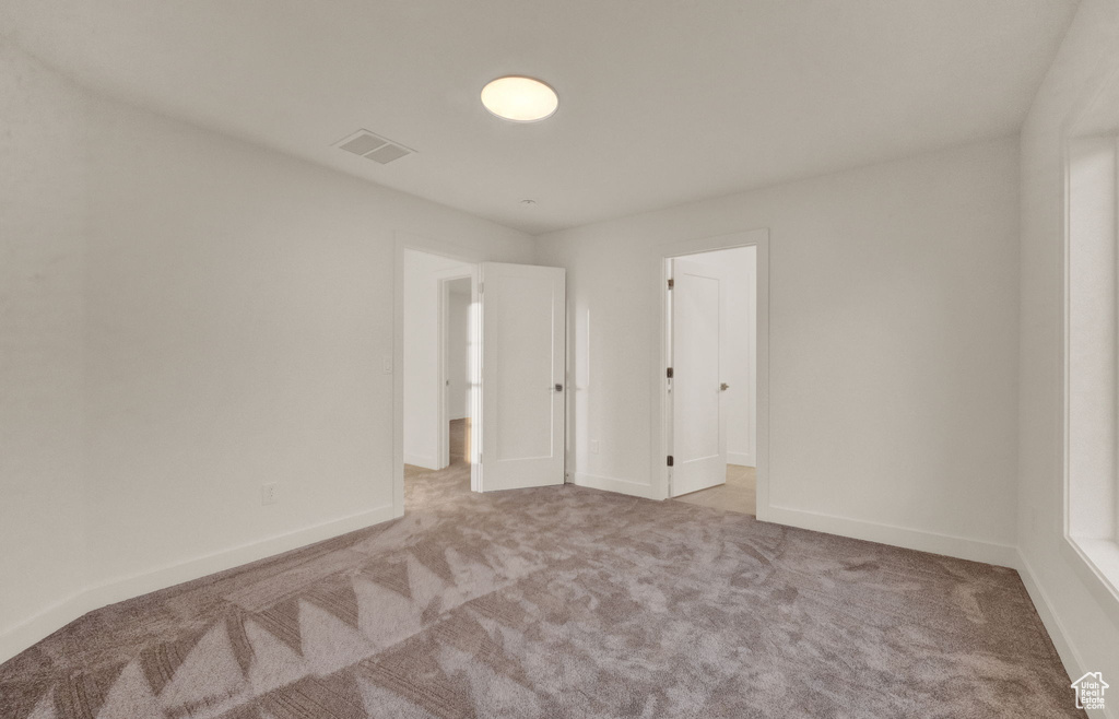 Spare room with carpet flooring