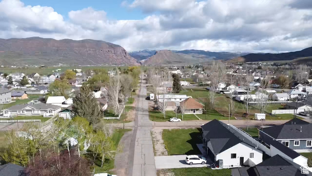 Bird\'s eye view with a mountain view