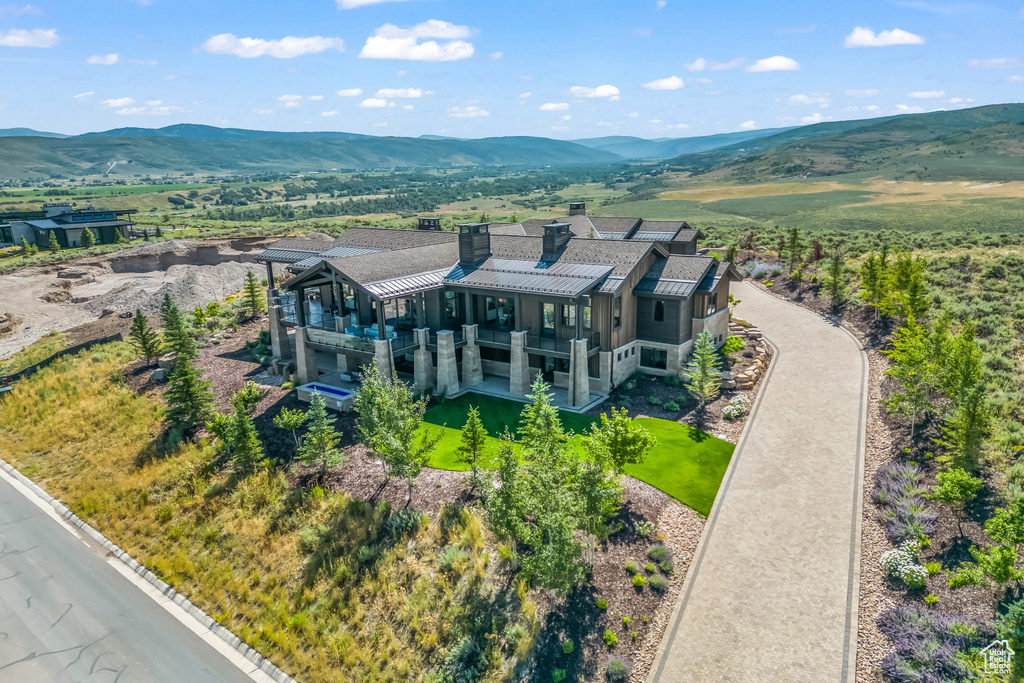 Bird\'s eye view with a mountain view