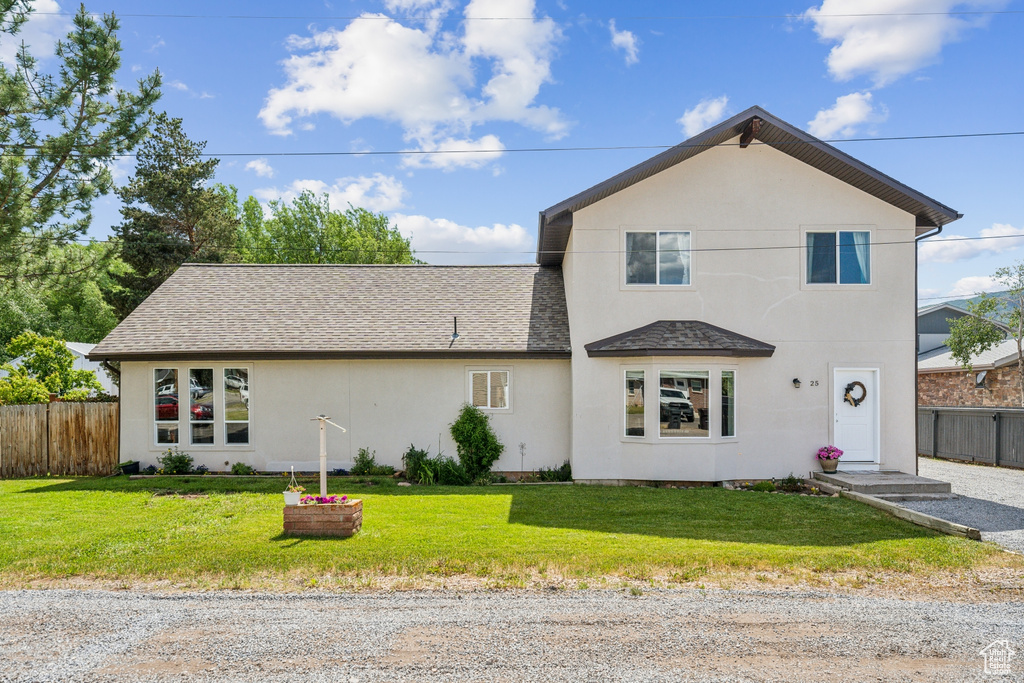 Front of property featuring a front yard