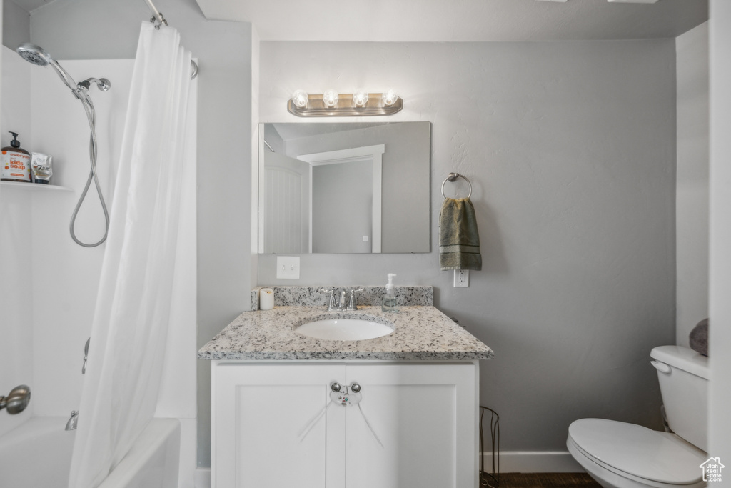 Full bathroom featuring vanity, toilet, and shower / tub combo