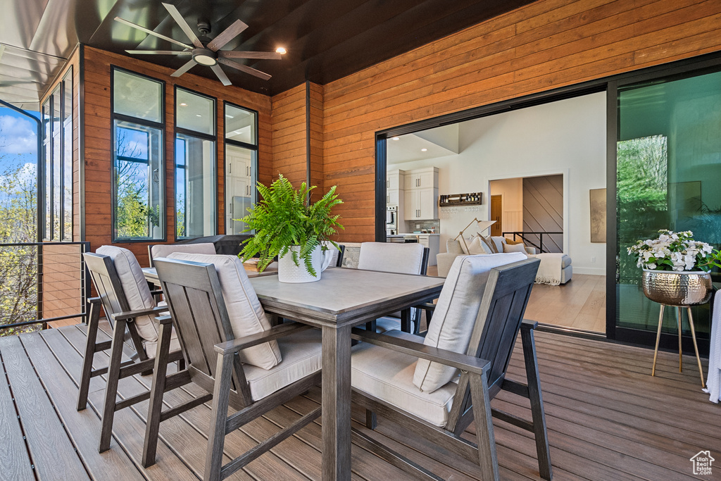 View of sunroom / solarium