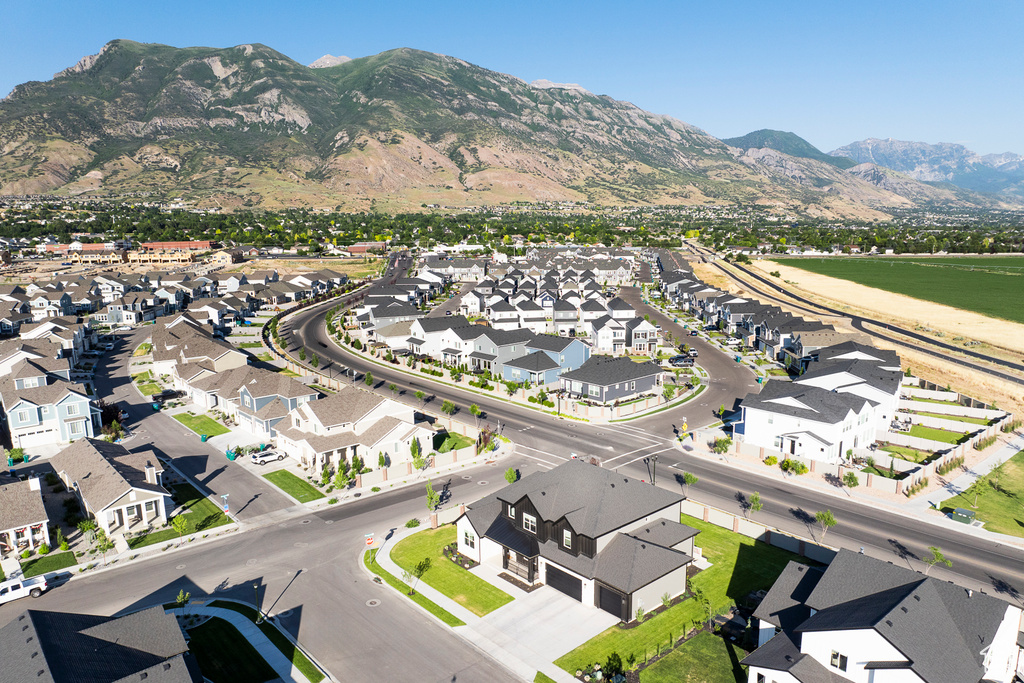 Aerial view with a mountain view