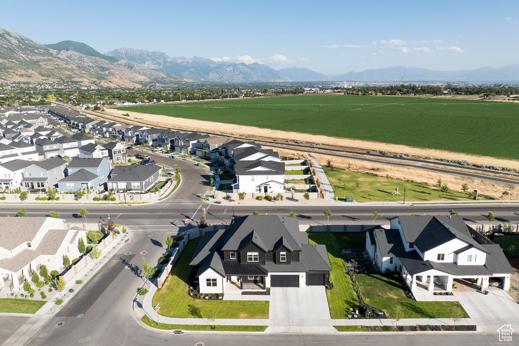 Bird\'s eye view with a mountain view