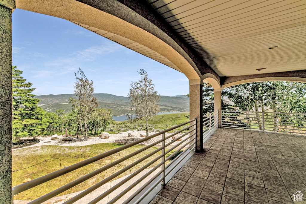 Balcony featuring a mountain view