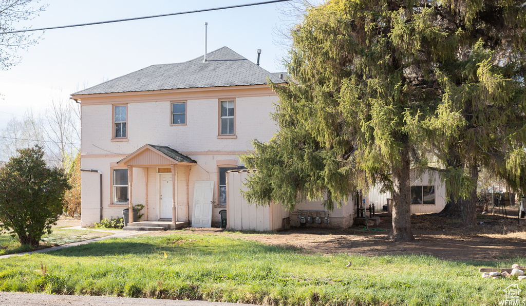 View of front of house featuring a front yard