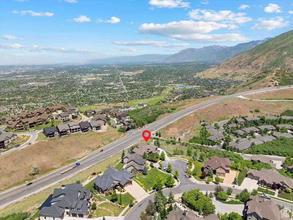 Aerial view with a mountain view