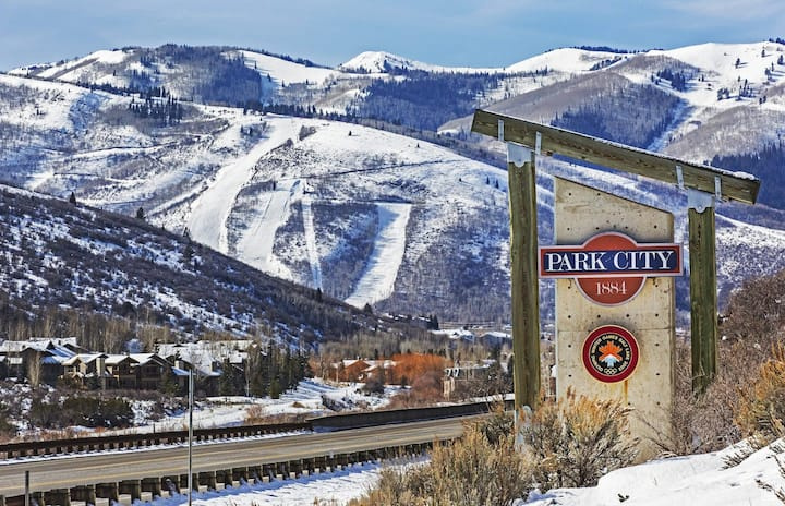 View of mountain feature