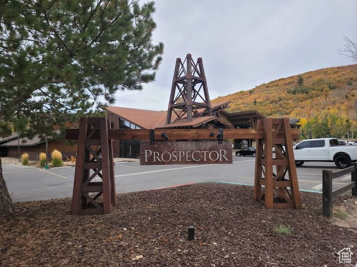 Community sign featuring a mountain view