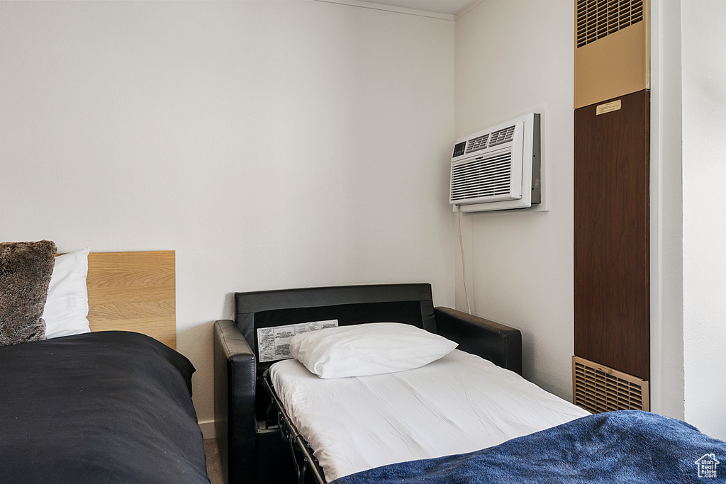 Bedroom with a wall mounted AC