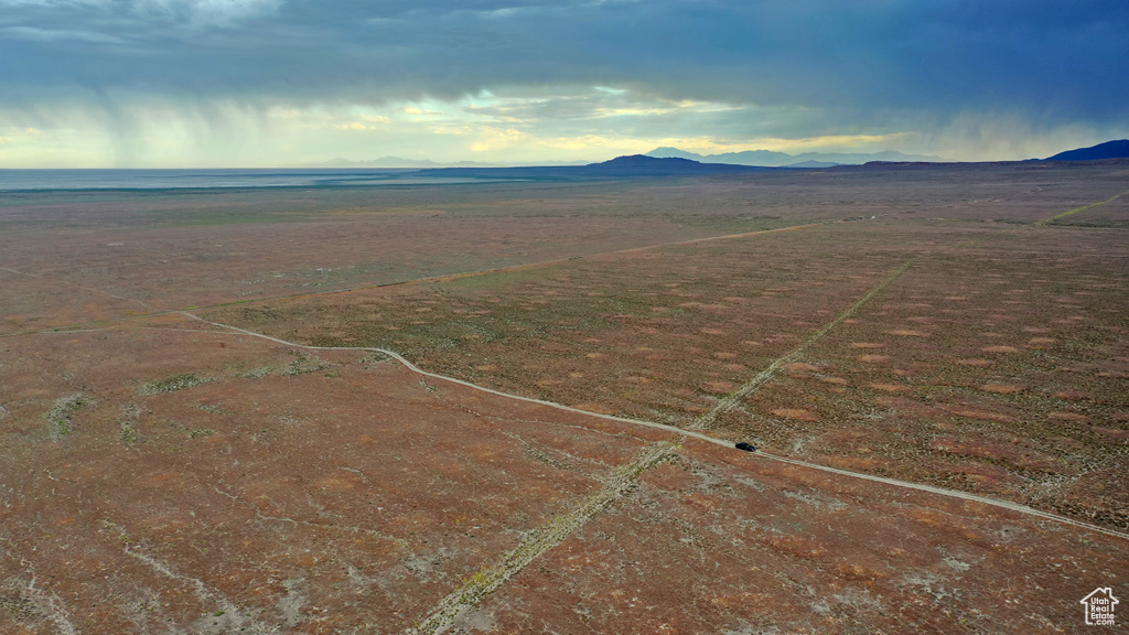 Bird\'s eye view with a mountain view