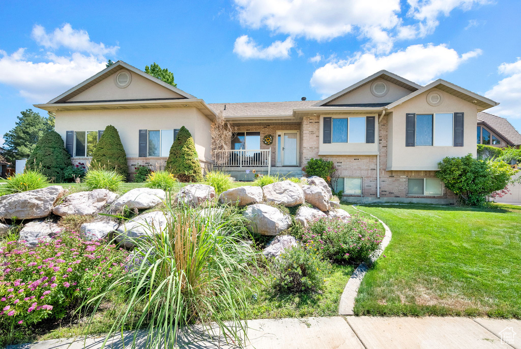 View of front of property featuring a front yard