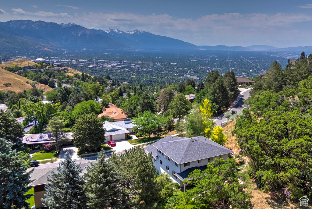 Aerial view with a mountain view