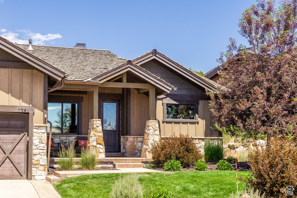 View of front of house with a front lawn