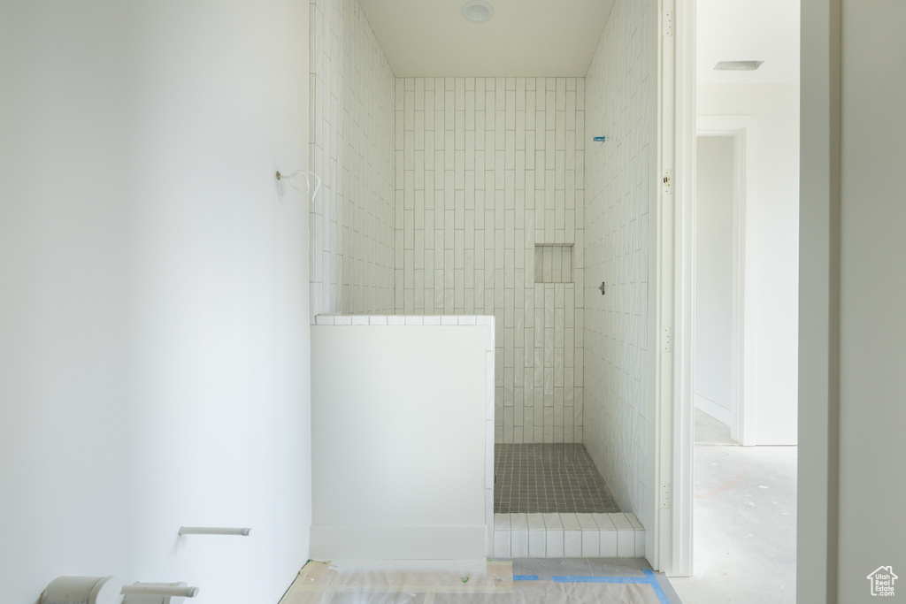 Bathroom featuring tiled shower