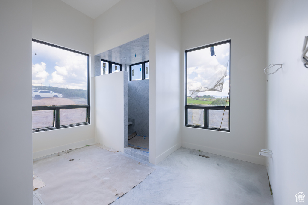 Empty room featuring concrete flooring