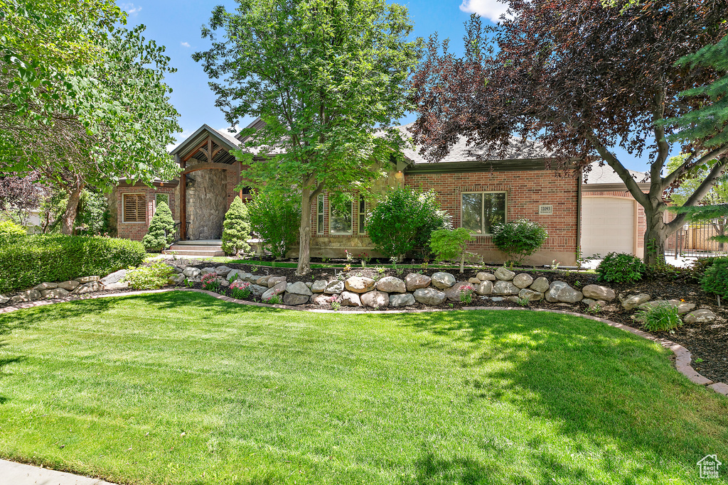 View of front of property featuring a front yard