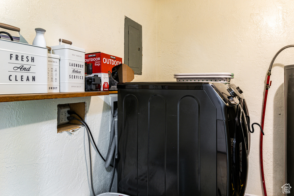 Room details with washing machine and dryer and hookup for a washing machine