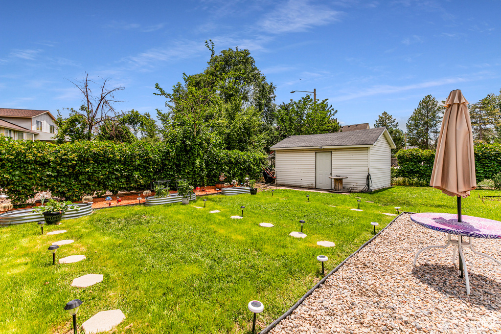 View of yard featuring a storage shed