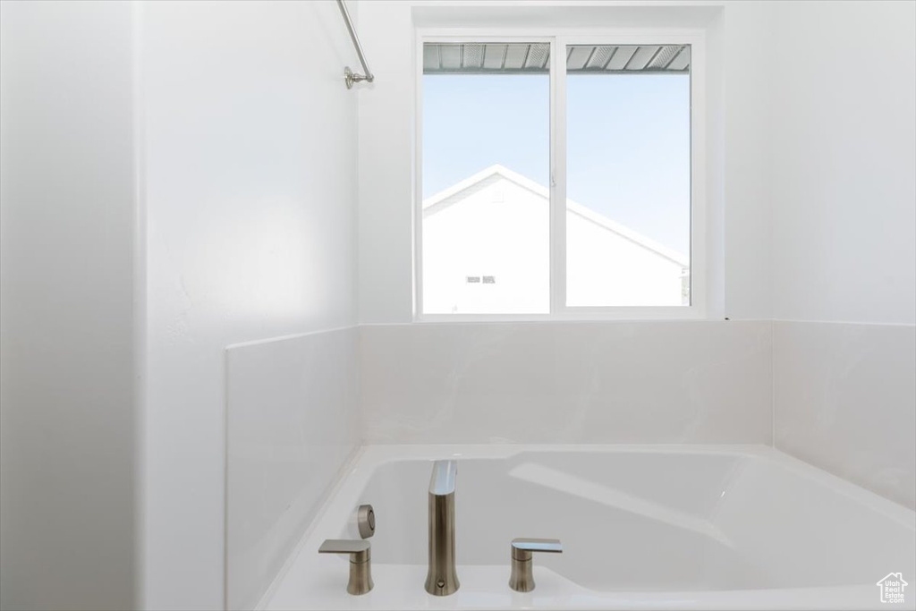 Bathroom with a bathing tub