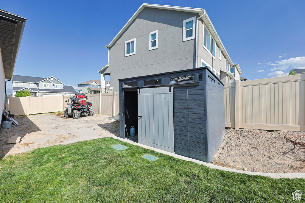 View of shed / structure featuring a lawn