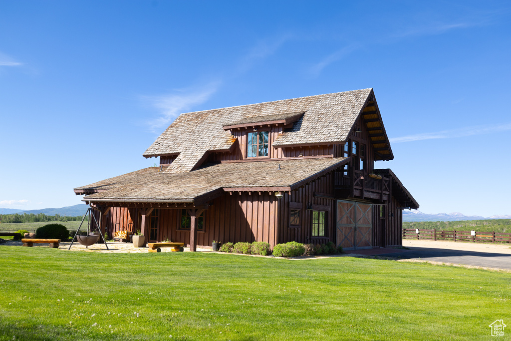 View of front facade with a front yard and a mountain view