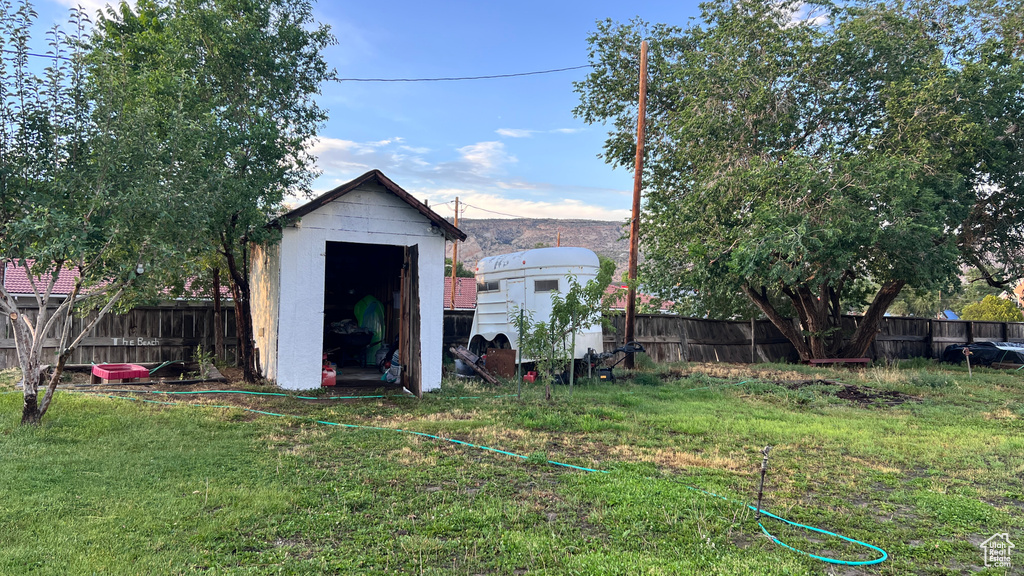 View of shed / structure with a yard