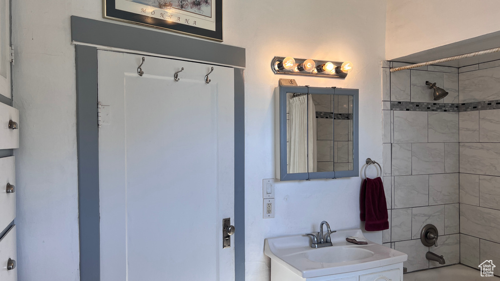 Bathroom with tiled shower / bath and large vanity