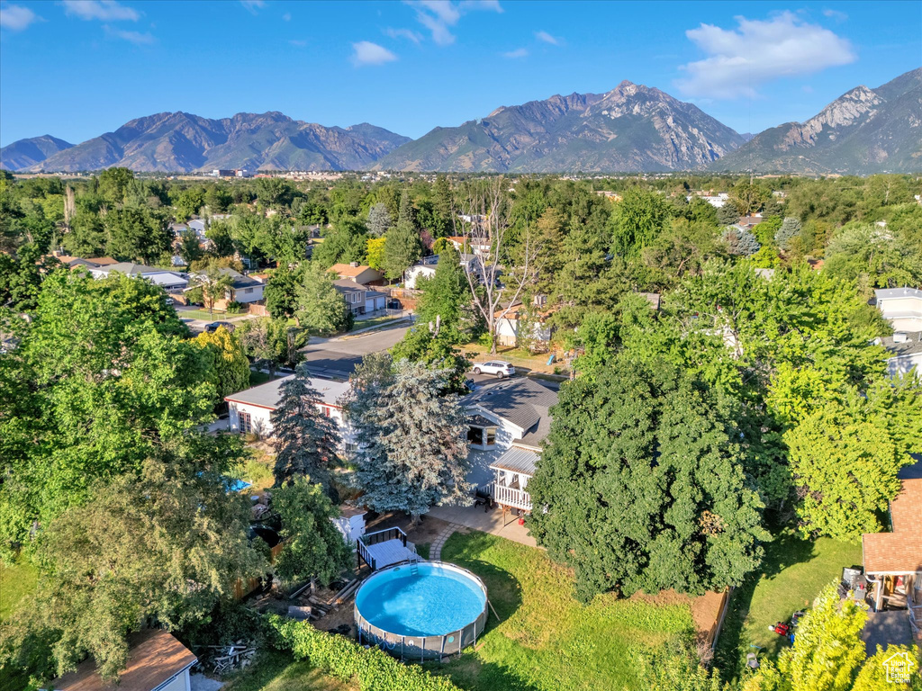 Birds eye view of property featuring a mountain view