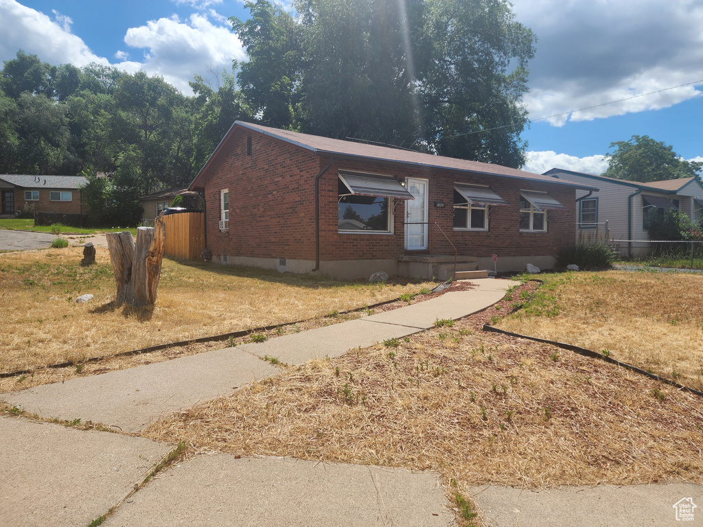 View of front of house featuring a front yard