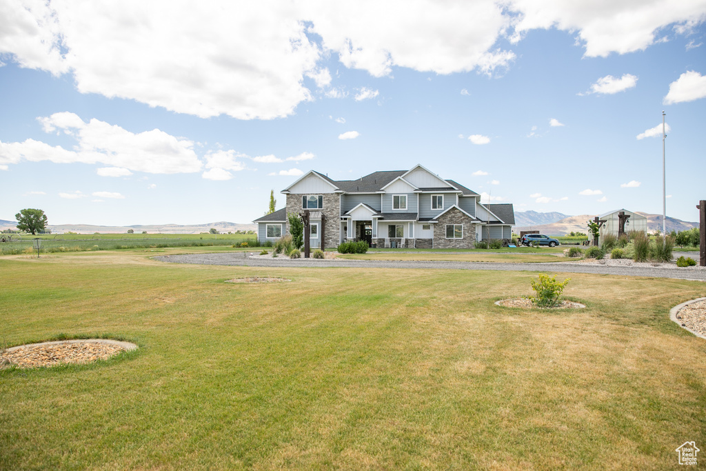 View of front facade with a front yard