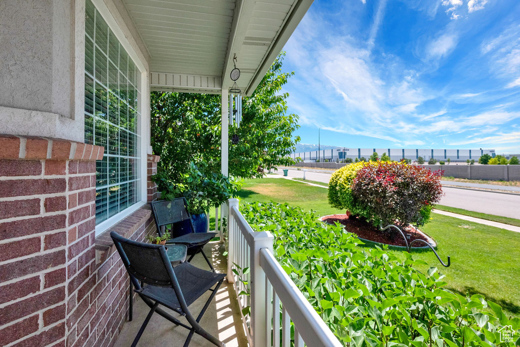 Balcony featuring a mountain view