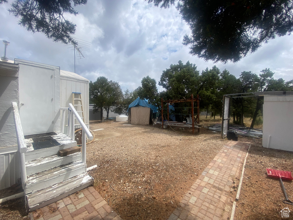 View of yard featuring a shed