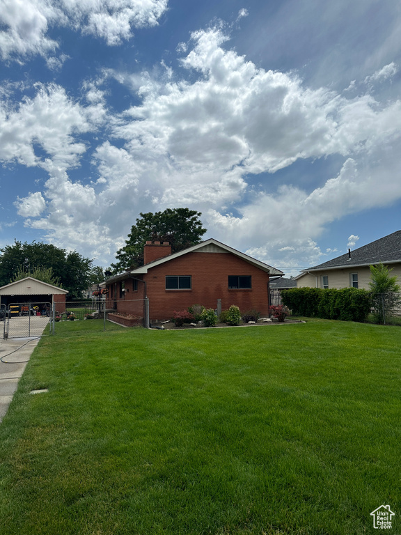 View of front of home featuring a carport and a front yard