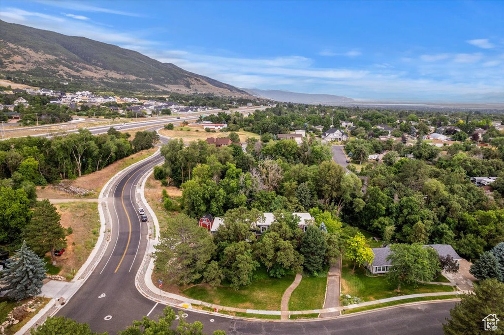 Bird\\\'s eye view with a mountain view