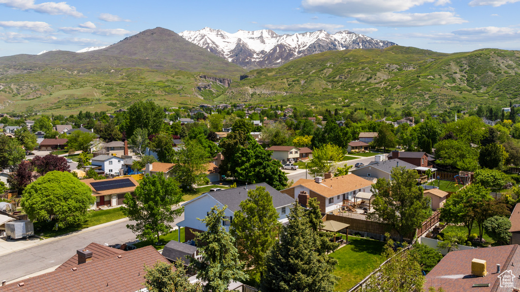 Aerial view with a mountain view