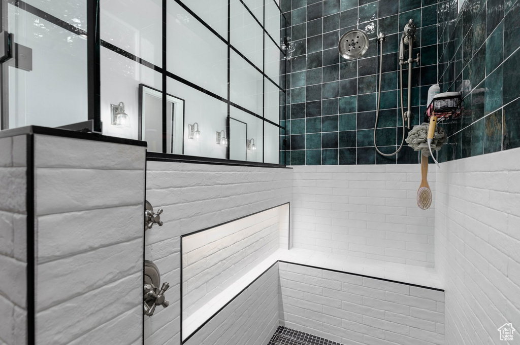 Bathroom featuring a tile shower