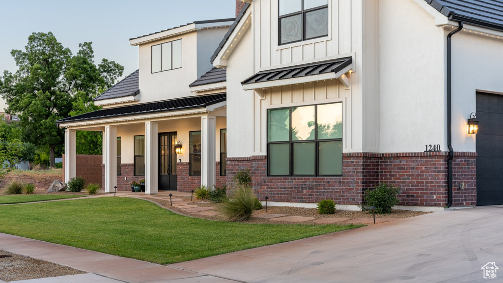 View of front facade with a front yard