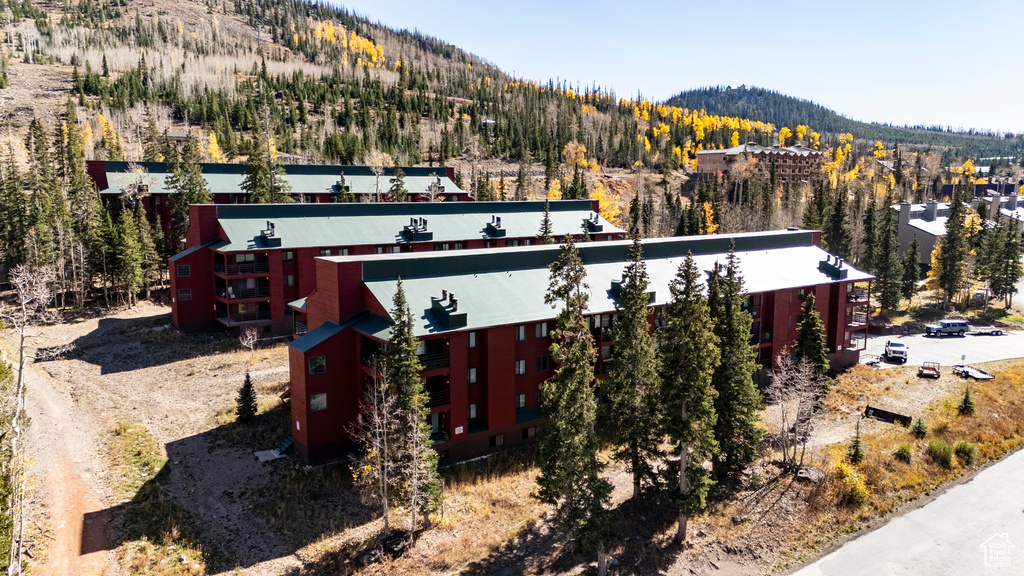 Birds eye view of property featuring a mountain view