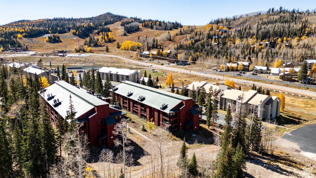 Birds eye view of property featuring a mountain view