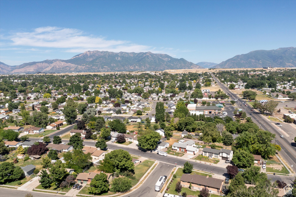 Birds eye view of property featuring a mountain view